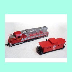 Deluxe Locomotive HO Train Santa Fe Loco & Caboose GP 38 / # 8663 Life Like